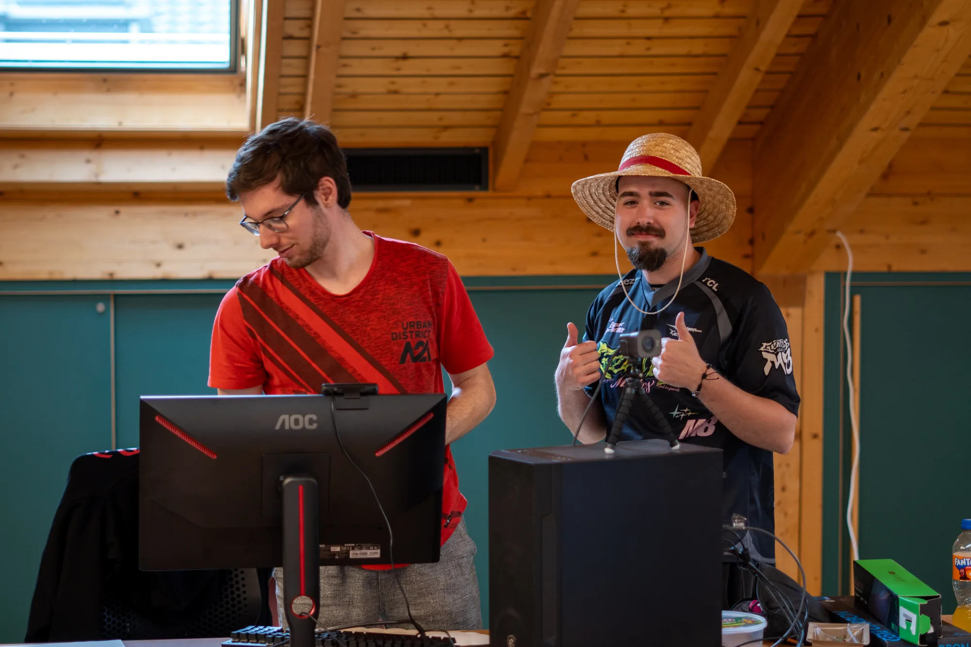 Deux participants de la G-LAN près de leurs ordinateurs