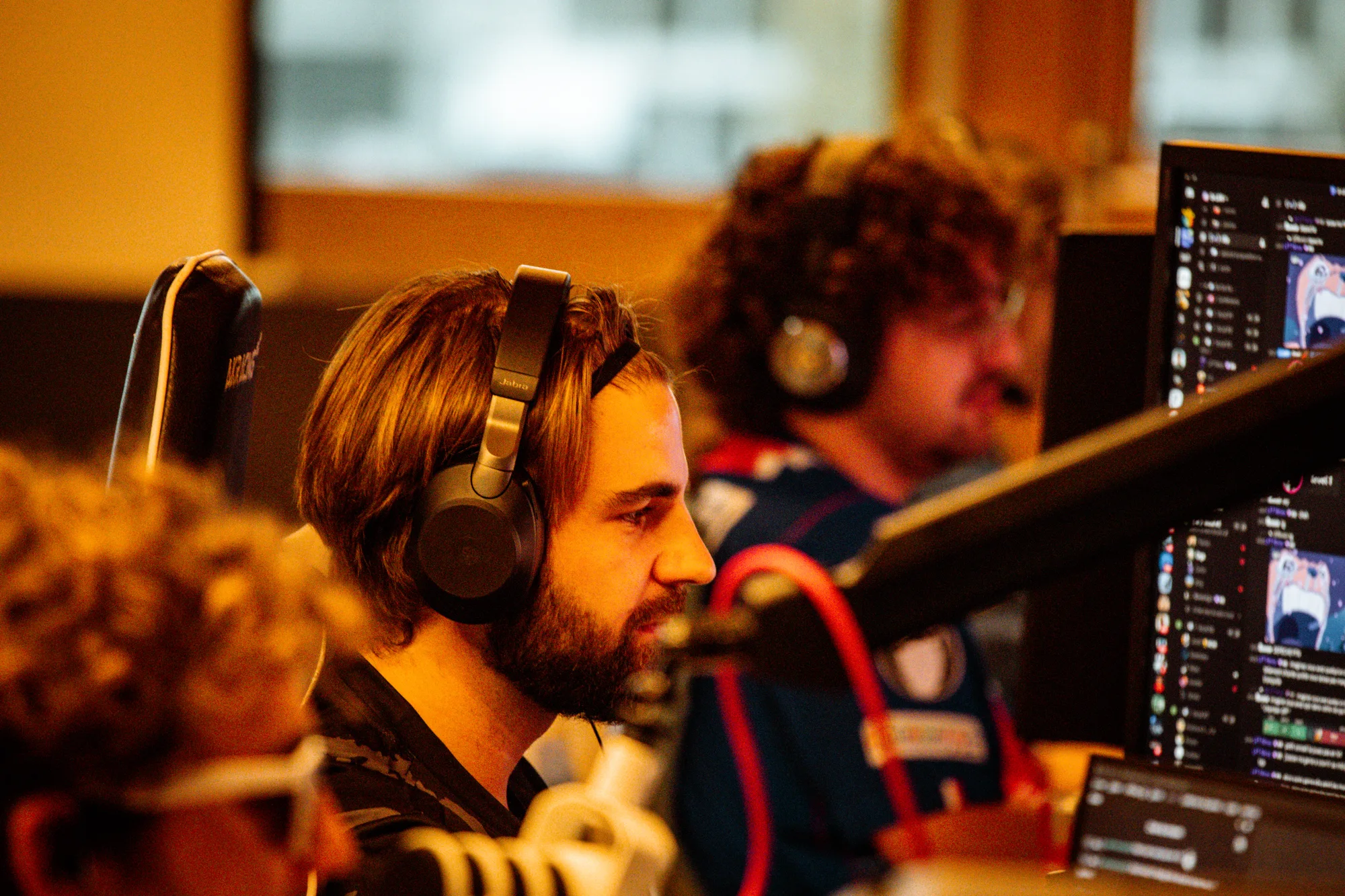Des participants concentrés sur leurs parties à la G-LAN