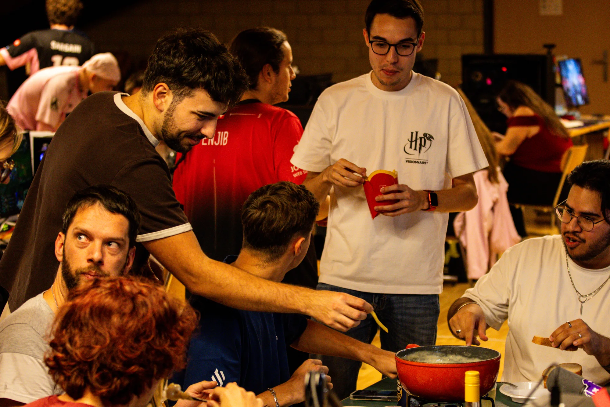 Les participants partagent un moment convivial autour de la table