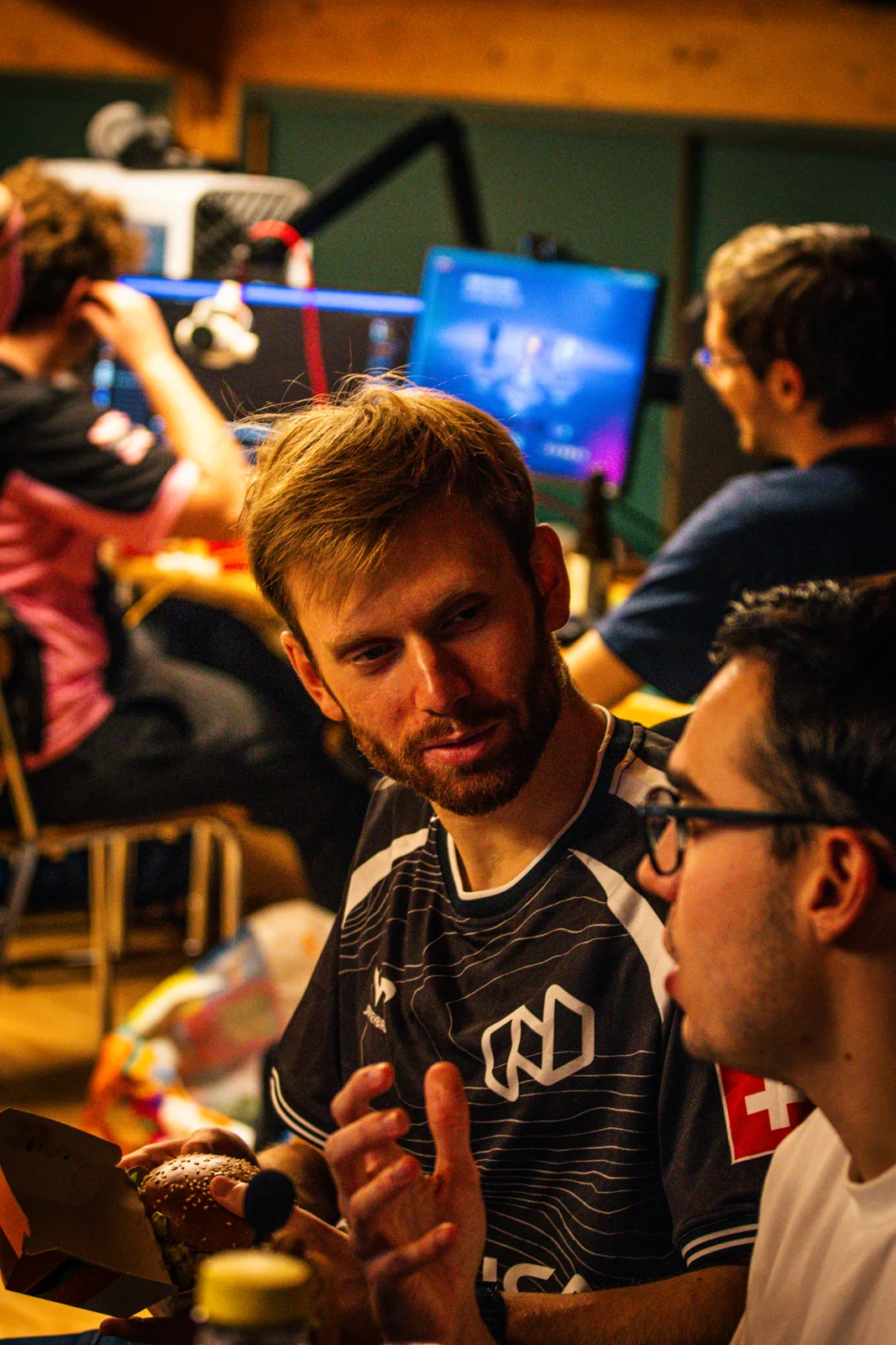 Des participants discutent ensemble à la G-LAN
