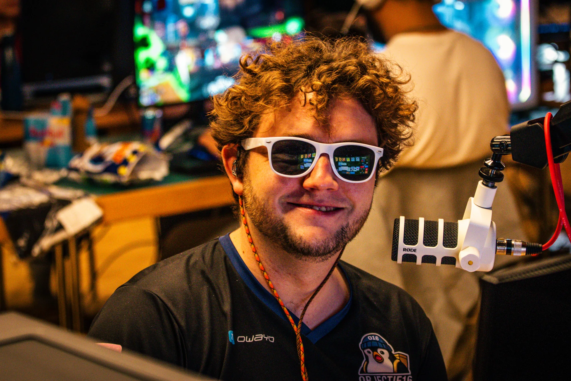 Un participant de la G-LAN, lunettes de soleil et casque sur les oreilles