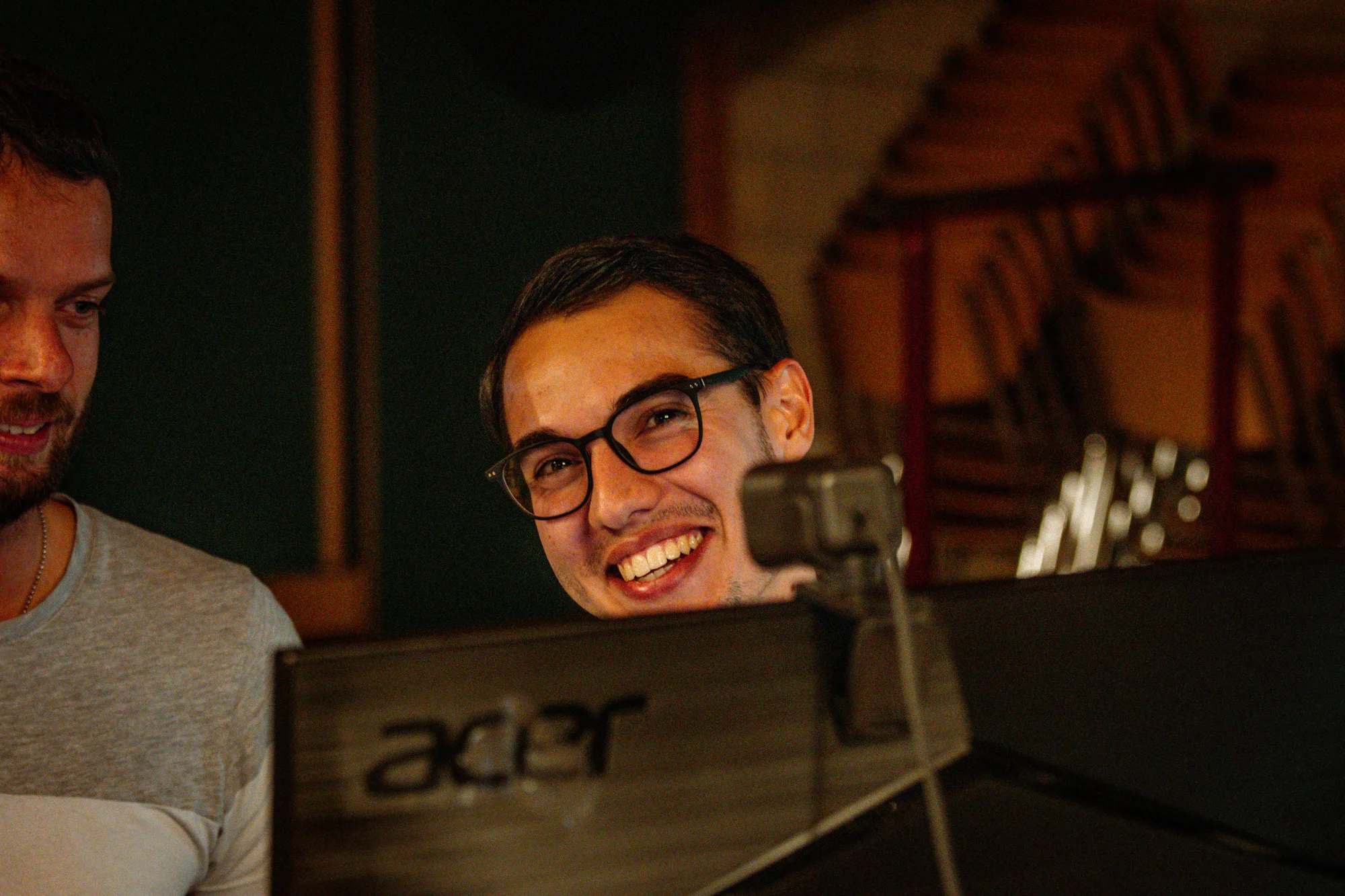 Un participant souriant à la G-LAN