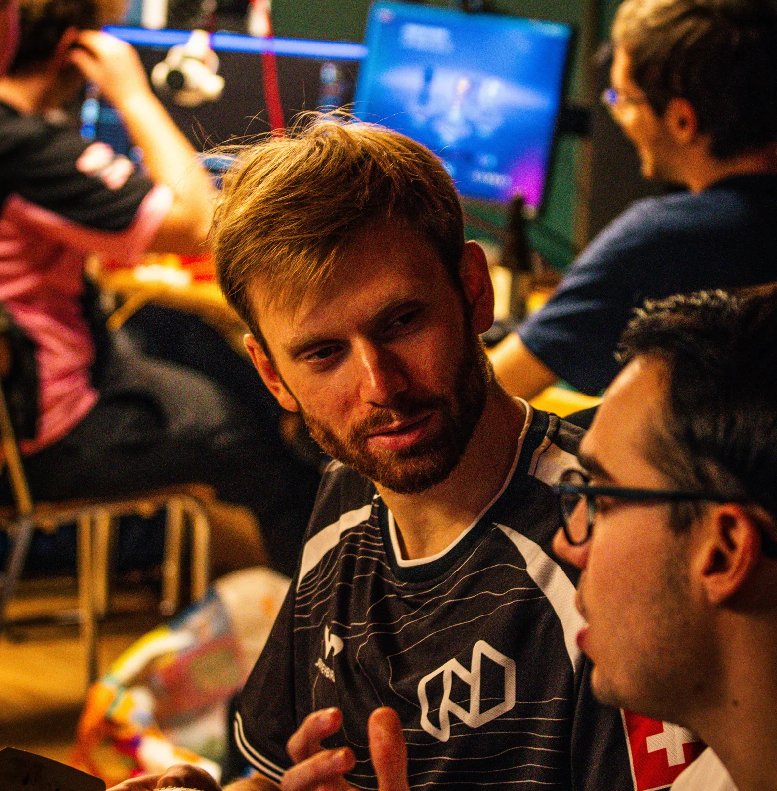 Deux participants échangent pendant la G-LAN